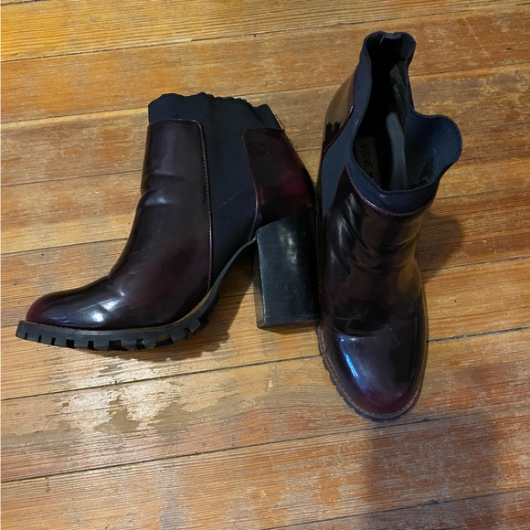 STEVE MADDEN maroon booties - Picture 2 of 3